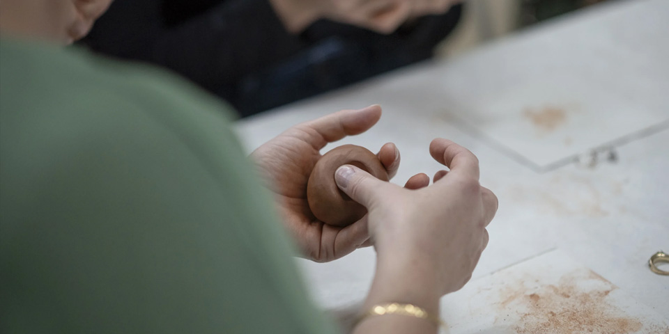 Križec-krožec v glini z Anjo Kozel